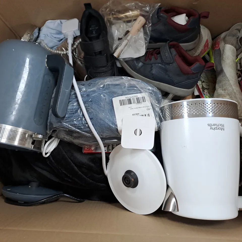 APPROXIMATELY 20 ASSORTED DAMAGED HOUSEHOLD GOODS TO INCLUDE SHOES, JEWELLERY, HEATED BLANKET, AND COSMETIC BAGS ETC.