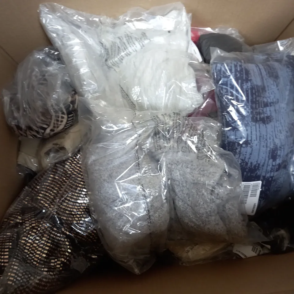 BOX OF APPROXIMATELY 20 ASSORTED ITEMS OF CLOTHING TO INCLUDE MONSOON, WHITE STUFF, MARLA WYNNE, ETC