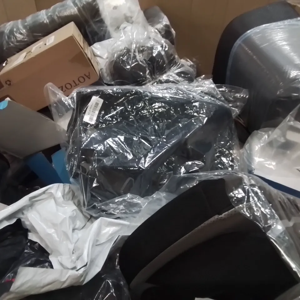 PALLET OF ASSORTED CUSHIONS AND PILLOWS