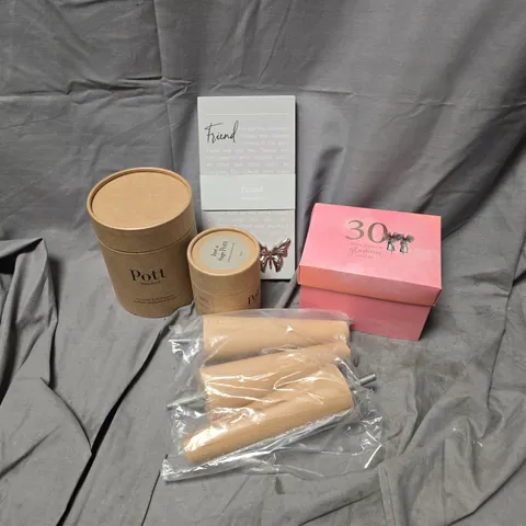 APPROXIMATELY 10 ASSORTED HOUSEHOLD ITEMS TO INCLUDE POTT PETITE CANDLE REFILL, 30TH BIRTHDAY MUG, FREIND MESSAGE PLAQUE, ETC