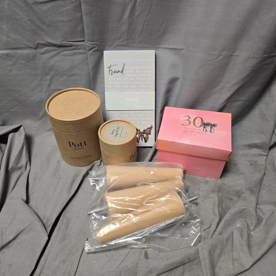 APPROXIMATELY 10 ASSORTED HOUSEHOLD ITEMS TO INCLUDE POTT PETITE CANDLE REFILL, 30TH BIRTHDAY MUG, FREIND MESSAGE PLAQUE, ETC