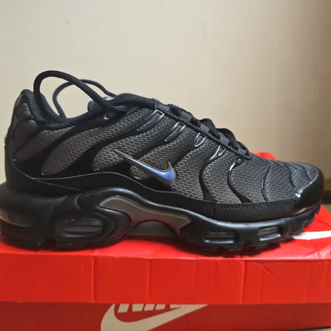 BOXED PAIR OF NIKE AIR MAX PLUS TRAINERS - BLACK, UK 9