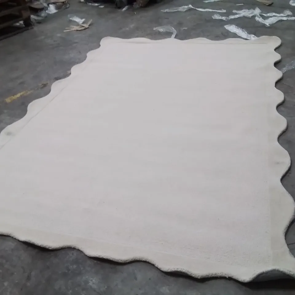 QUALITY DESIGNER AREA RUG - APPROXIMATELY 280X190