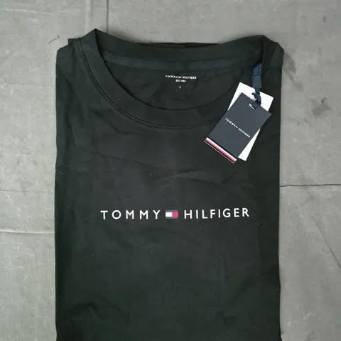 TOMMY HILFIGER SHORT SLEEVE T-SHIRT IN BLACK SIZE LARGE