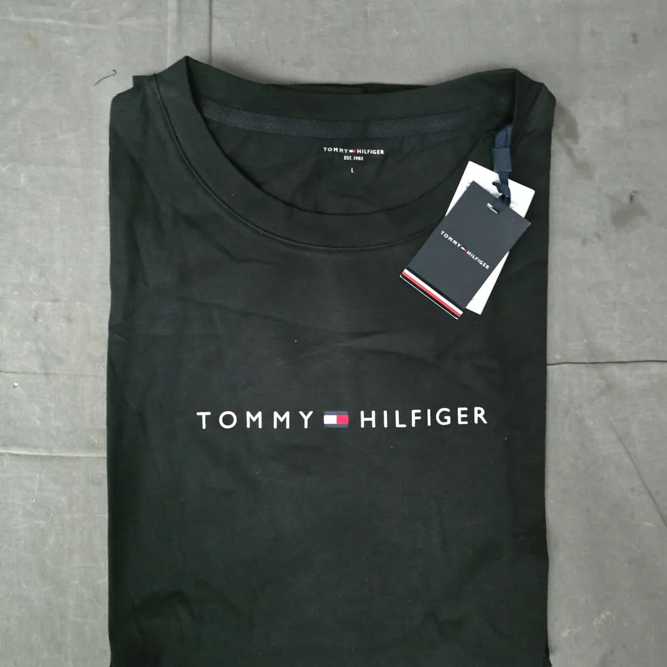 TOMMY HILFIGER SHORT SLEEVE T-SHIRT IN BLACK SIZE LARGE