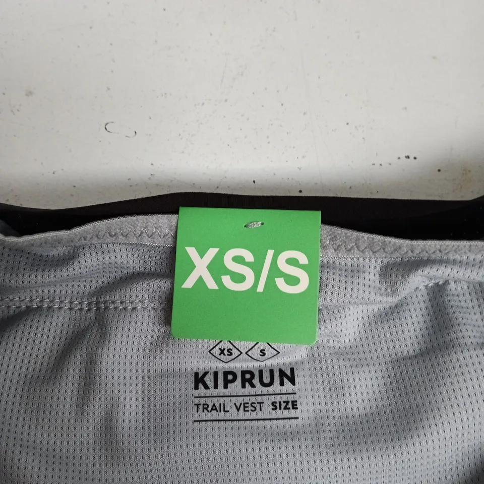 KIPRUN TRAIL VEST XS/S – RUNNING VEST (GREY/BLACK)