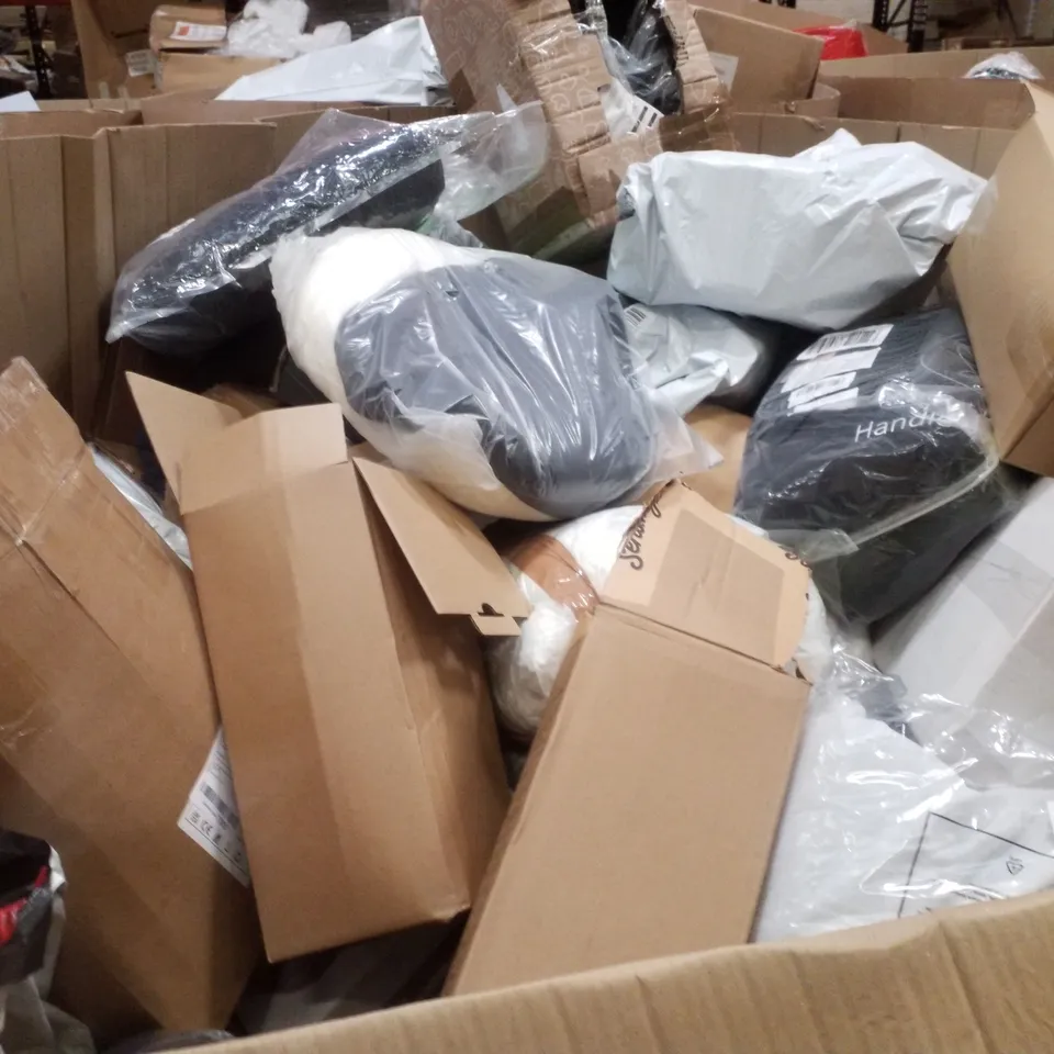 PALLET CONTAINING ASSORTED PILLOWS & CUSHIONS