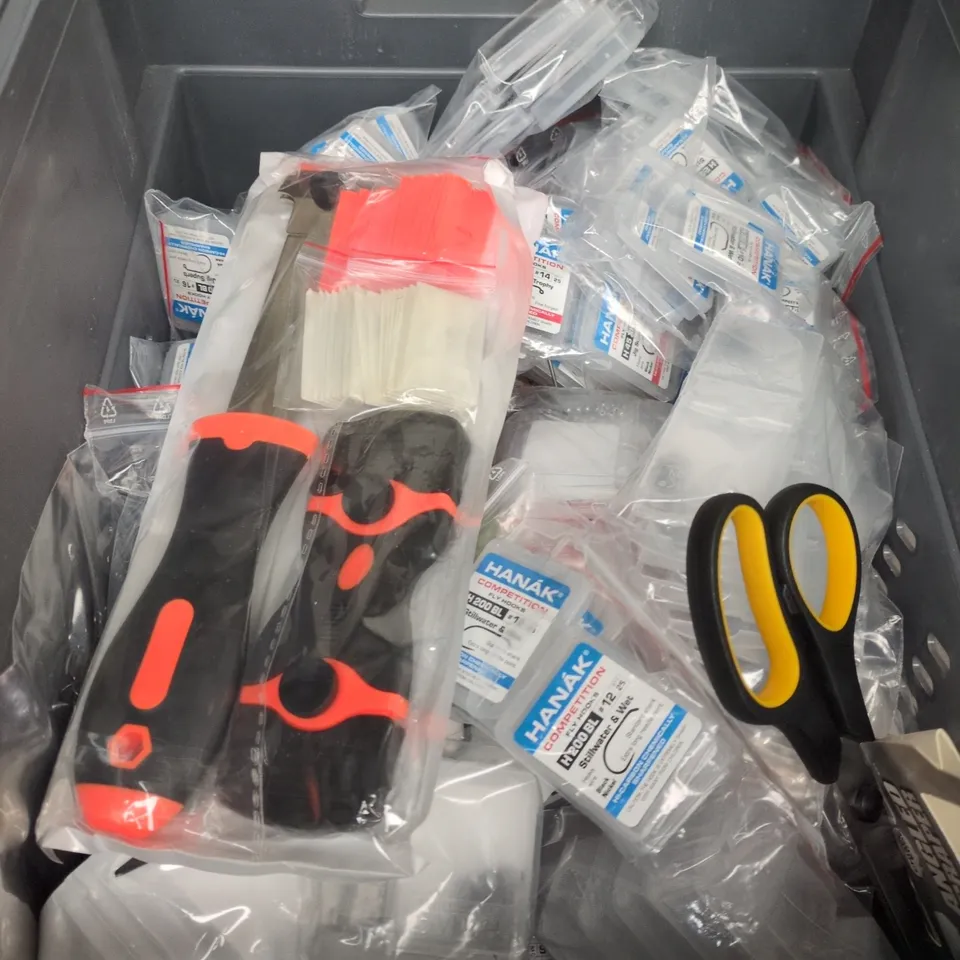 APPROXIMATELY 15 ASSORTED HOUSEHOLD PRODUCTS TO INCLUDE MORPHY RICHARDS SOUP MAKE REPLACEMENT BLADE, FLY HOOKS AND KITCHEN SCISSORS