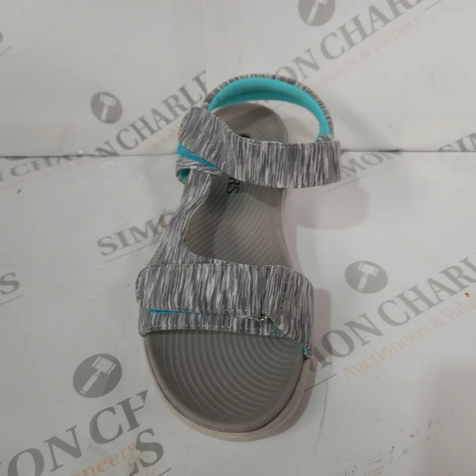 BOXED PAIR OF PAVERS OPEN TOE LOW WEDGE SANDALS IN GREY/CYAN EU SIZE 36