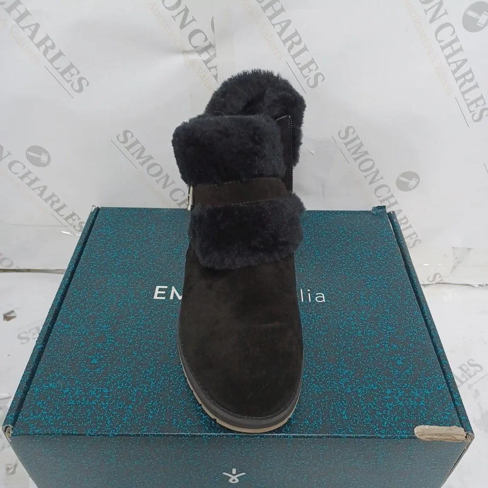 BOXED PAIR OF EMU AUSTRALIA "OXLEY" LEATHER BOOTS - UK SIZE 7, BLACK 