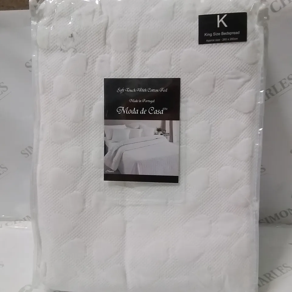 BRAND NEW MODA DE CASA KINGSIZE BED SPREAD -WHITE- 