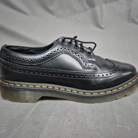 PAIR OF DR.MARTINS 3989 SMOOTH LEATHER UNISEX BROGUE SHOES - UK SIZE 8