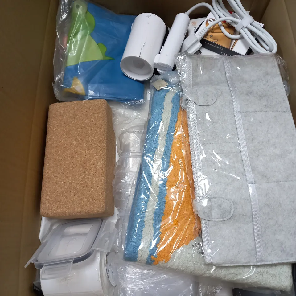 BOX OF APROXIMATELY 20 ASSORTED HOUSEHOLD ITEMS TO INCLUDE BOTTLES , CHOPPING BOARDS , OVEN MITS 