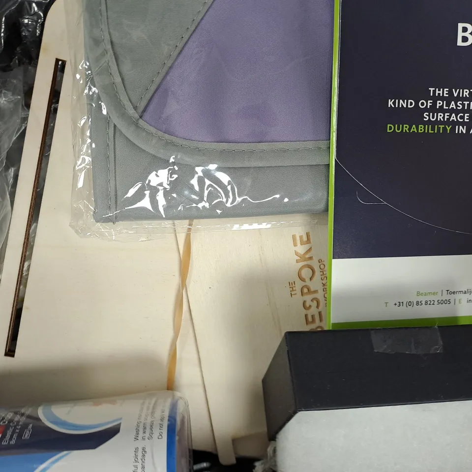 APPROXIMATELY 10 ASSORTED HOUSEHOLD ITEMS TO INCLUDE CCTV SIGN, ETC