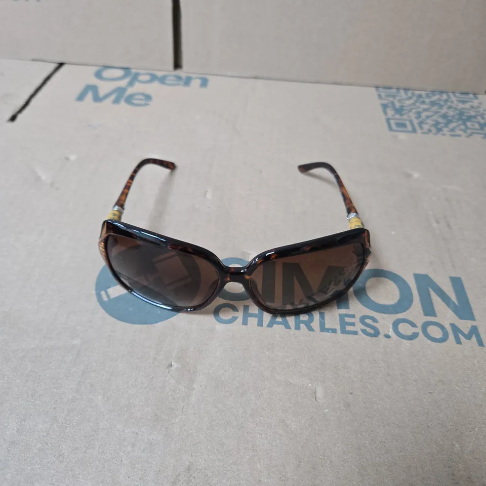 OXFORD SUNGLASSES WITH BLACK ZIP CASE – TORTOISESHELL FRAMES