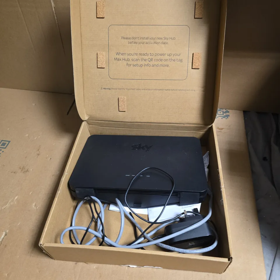 BOX OF APPROXIMATELY 12 ASSORTED ELECTRICAL ITEMS INCLUDING SOLAR SENSOR LIGHT AND SKY HUB