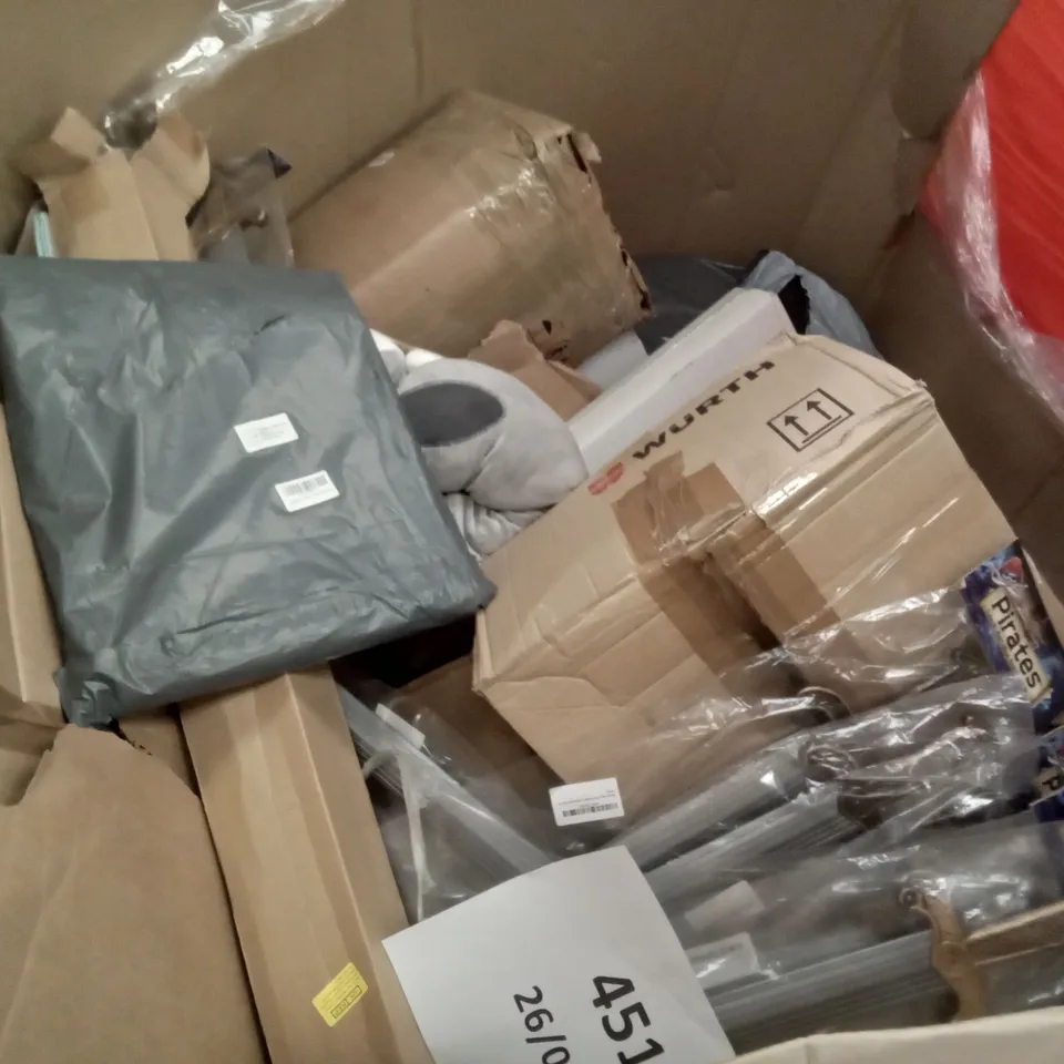 PALLET OF ASSORTED ITEMS INCLUDING SORTFIELD ELECTRICAL CONVECTOR HEATER, PIRATES TOY SWORD, ECOHEATER, GRAND PATIO ROUND COFFEE TABLE, ACRYLIC BOOK SHELF