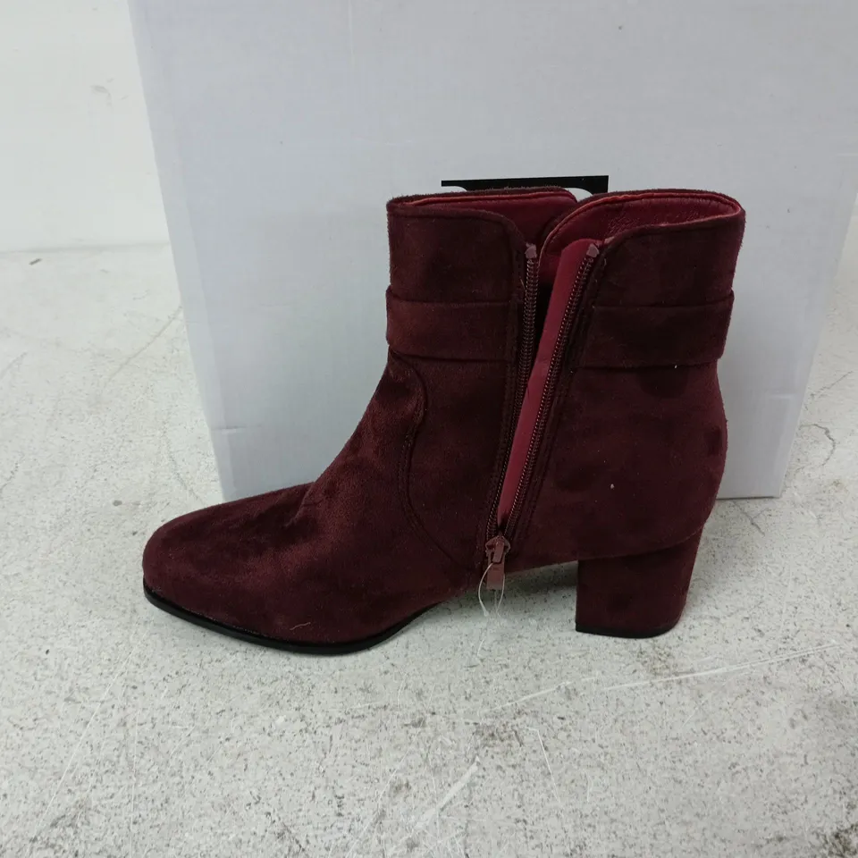 BOXED PAIR OF SHOES BY EMMA ZELDA BOOTS IN PLUM - UK 7