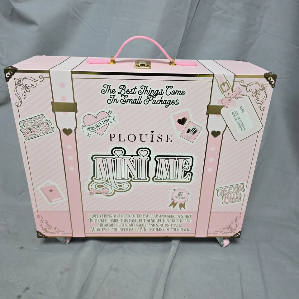 PLOUISE MINI ME MAKEOVER CASE ON WHEELS – PINK