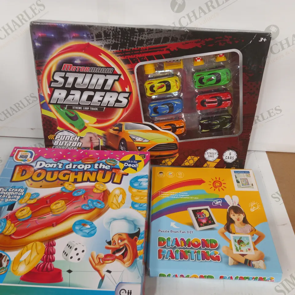 BOX OF APPROXIMATELY 20 ASSORTED TOYS AND GAMES TO INCLUDE MOTOR MANIA STUNT RACERS, DON'T DROP THE DOUGHNUT GAME, DIAMOND PAINTING, ETC