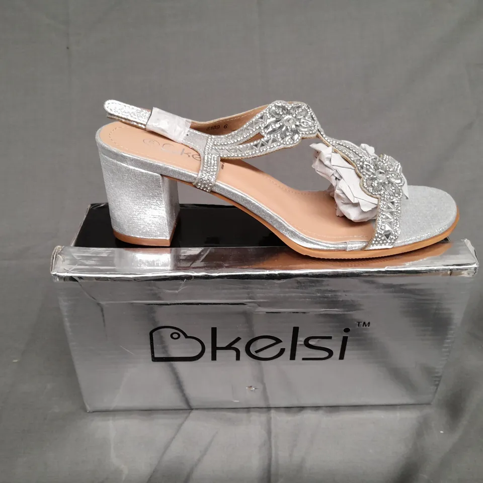 BOXED PAIR OF KELSI SILVER OPEN TOE BLOCK HEEL SIZE 6