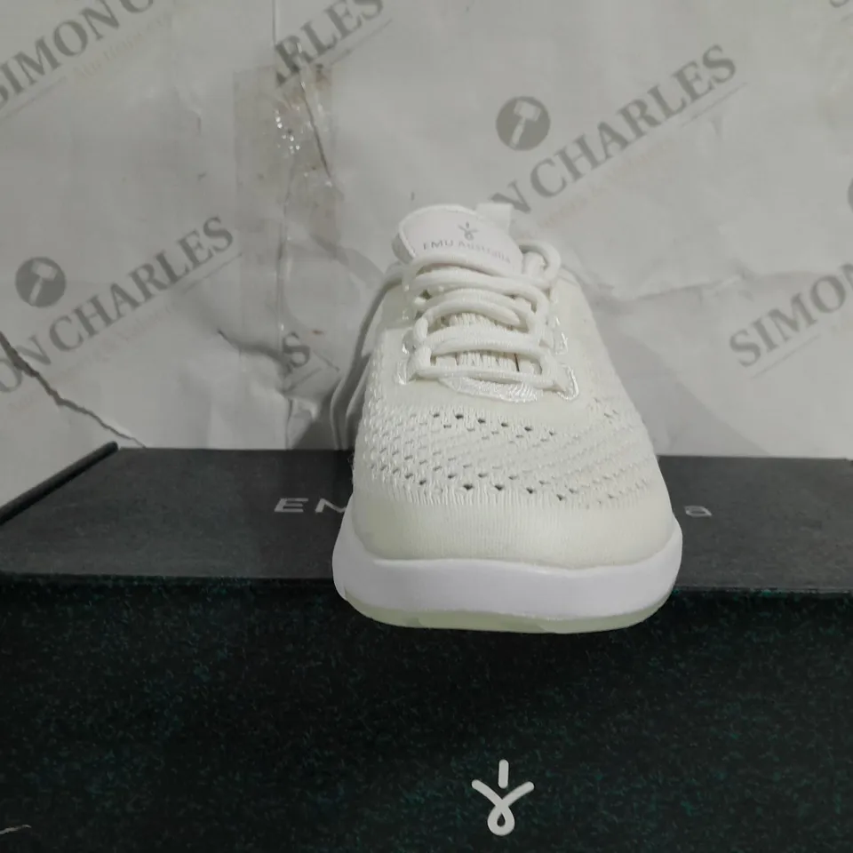 BOXED PAIR OF EMU MIKI MACHINE WASHABLE TRAINER - SIZE 4