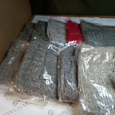 APPROX. 10 CLOTHING ITEMS IN VARIOUS COLOURS AND SIZES