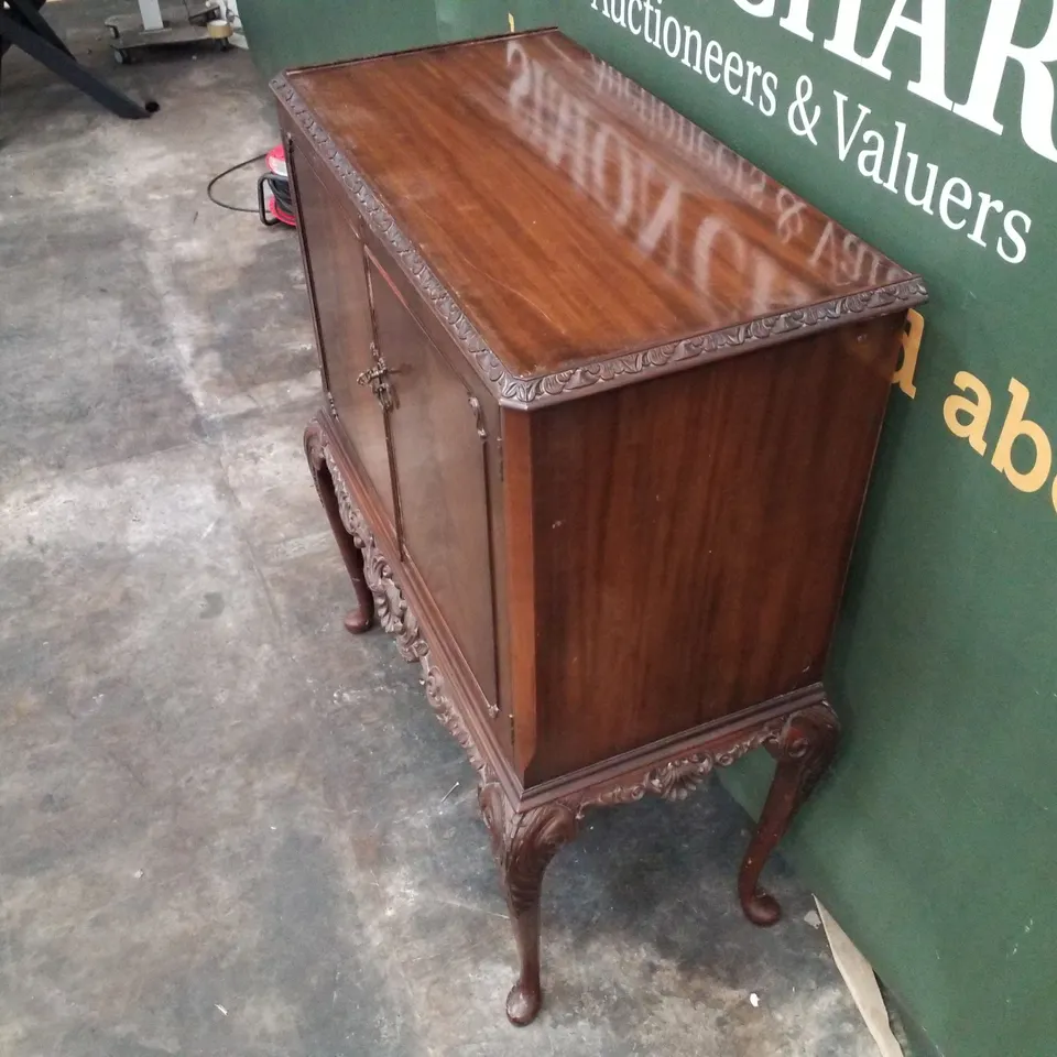 FLAME MAHOGANY VENEER GLASS-TOPPED LOCKABLE DRINKS CABINET WITH QUEEN ANNE LEGS