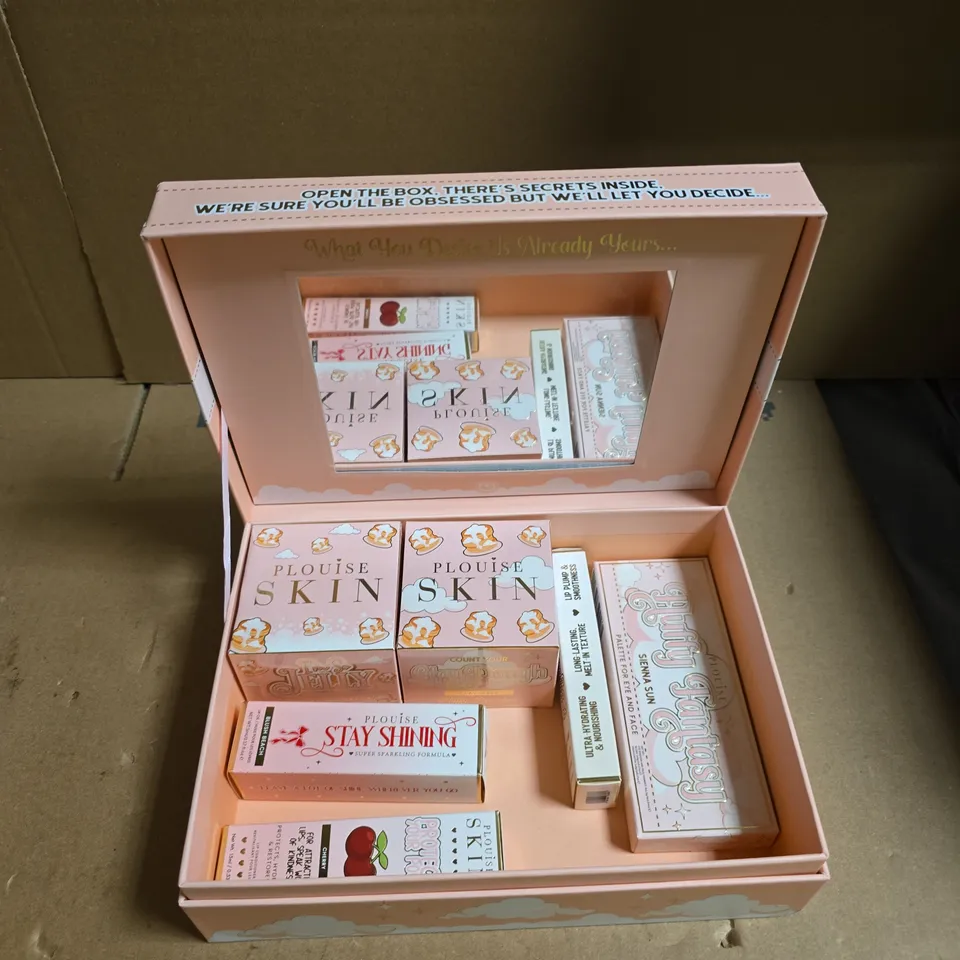PLOUISE FULFILLING DREAMS BEAUTY BOX TO INCLUDE SIENNA SUN FACE AND EYE PALETTE, STAY SHINING LIP OIL AND FLUFFY PANCAKES CLAY MASK
