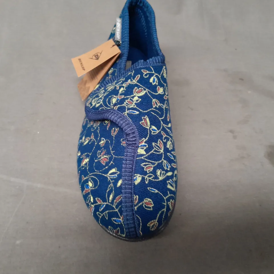 PAIR OF DUNLOP SLIPPERS IN BLUE SIZE 7