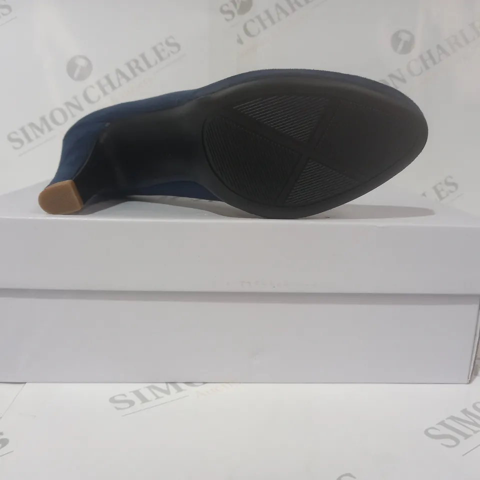 BOXED PAIR OF MILISENTE CLOSED TOE HEELED COURT SHOES IN NAVY SUEDE EU SIZE 38