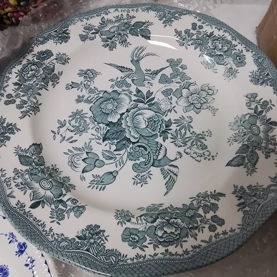LOT OF ASSORTED HOUSEHOLD ITEMS TO INCLUDE PLATE, FROG THEMED LIGHT AND ENOCH WEDGWOOD PLATES