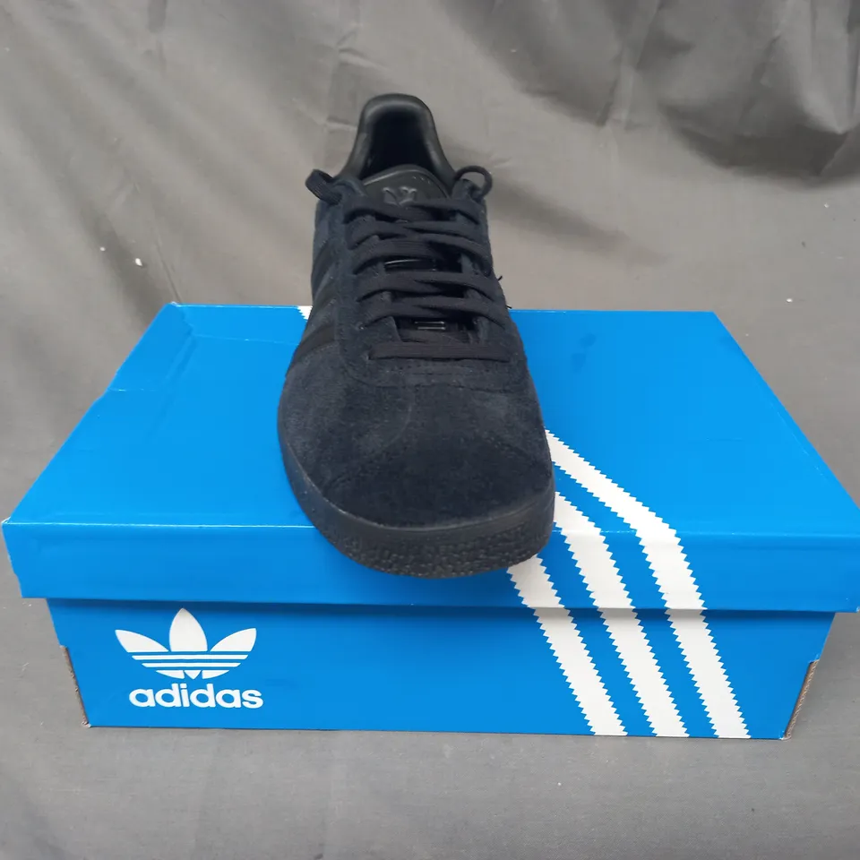 BOXED PAIR OF ADIDAS GAZELLE SHOES IN BLACK UK SIZE 6.5