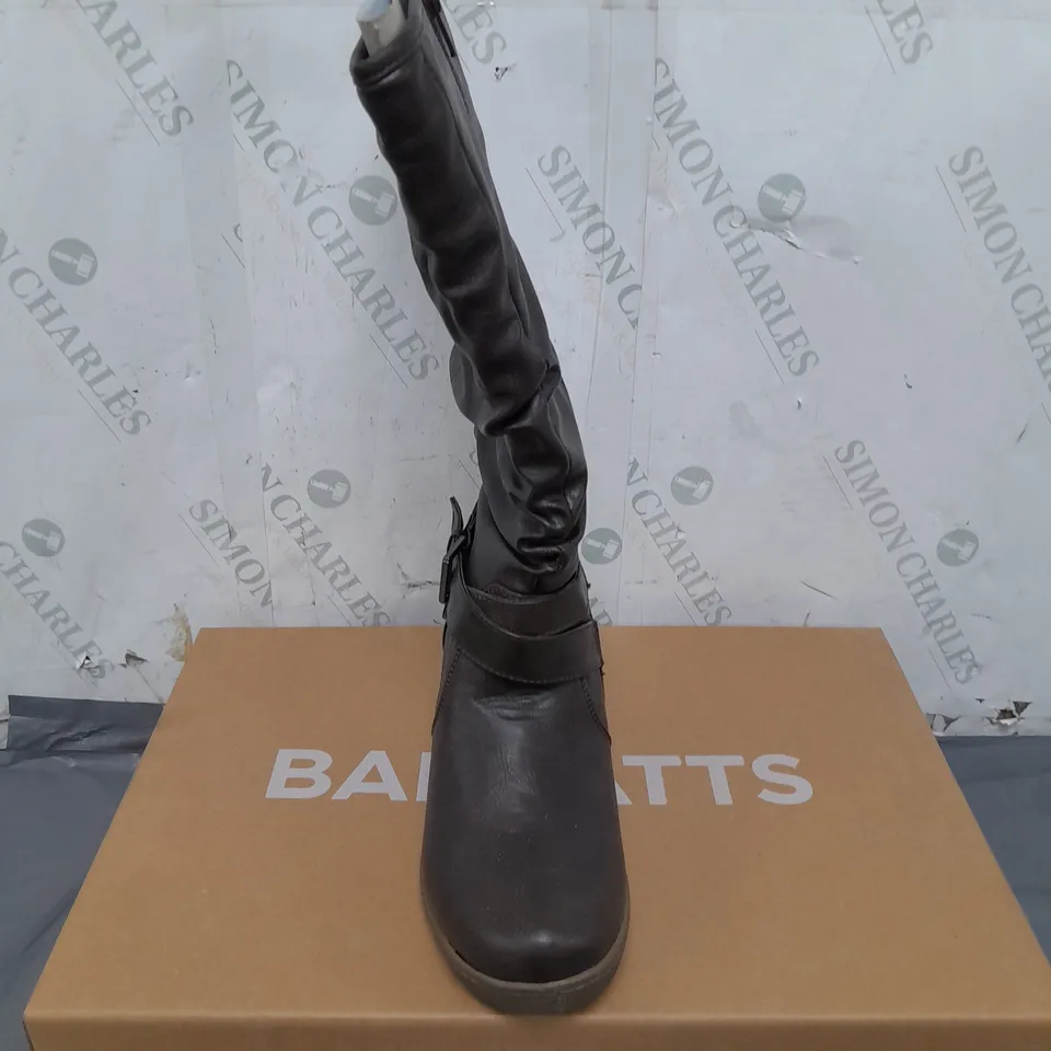 APPROXIMATELY 8 PAIRS OF BARRATTS STRAP AND ROUCHE WEDGE HIGH BOOTS SIZE 4
