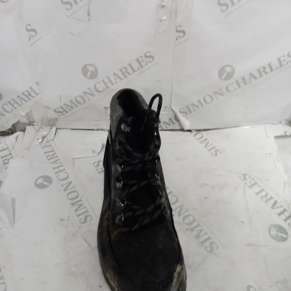 UNBOXED PAIR OF SKECHERS SYNERGY WARM TECH BOOTS IN BLACK UK SIZE 5.5