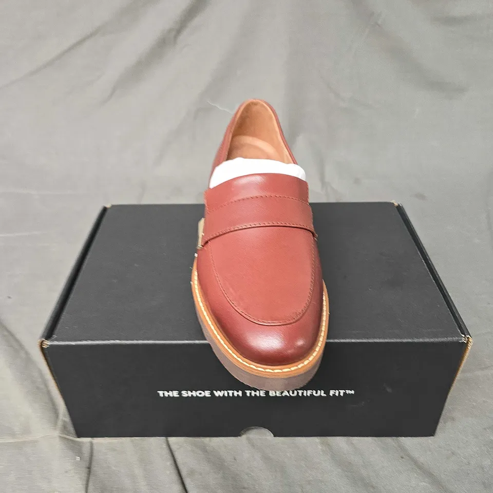 BOXED PAIR NATURALIZER SLIP ON SHOES IN CAPPUCCINO - 6 