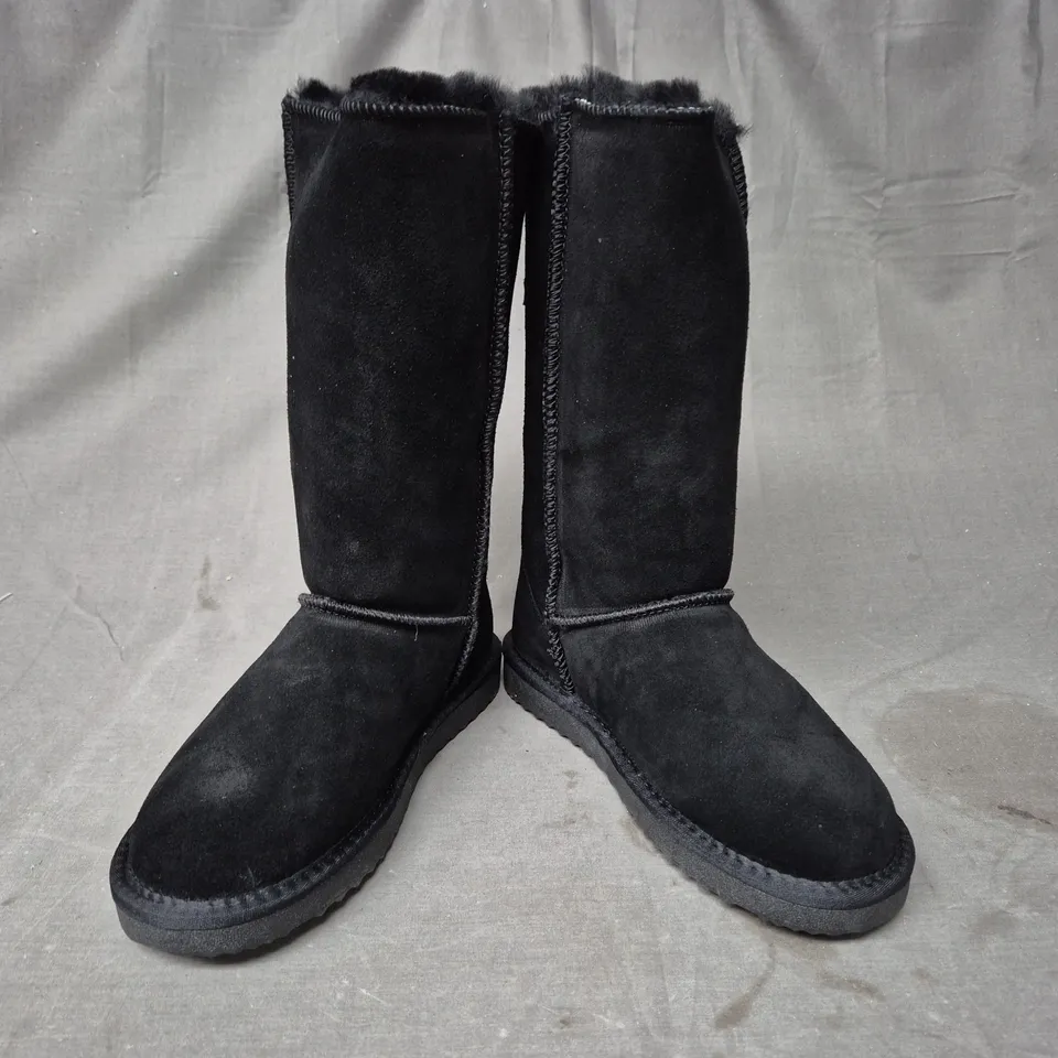 BOXED PAIR OF SNOW FAUX FUR LINED BOOTS IN BLACK UK SIZE 6