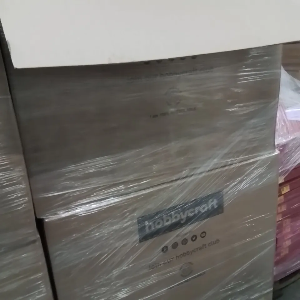 PALLET CONTAINING A LARGE QUANTITY OF ASSORTED CHRISTMAS DECORATIONS AND PRODUCTS TO INCLUDE;PAPER CUPS,BOTTLE BRUSH LED TREE,SNOW GLOBE