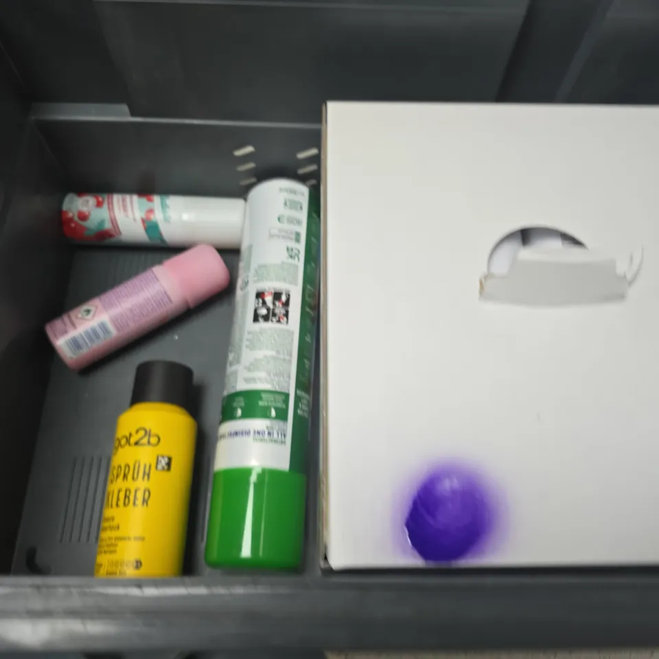 APPROXIMATELY 15 ASSORTED AEROSOLS TO INCLUDE DETTOL , HAIR SPRAY AND PAINTS 4 U