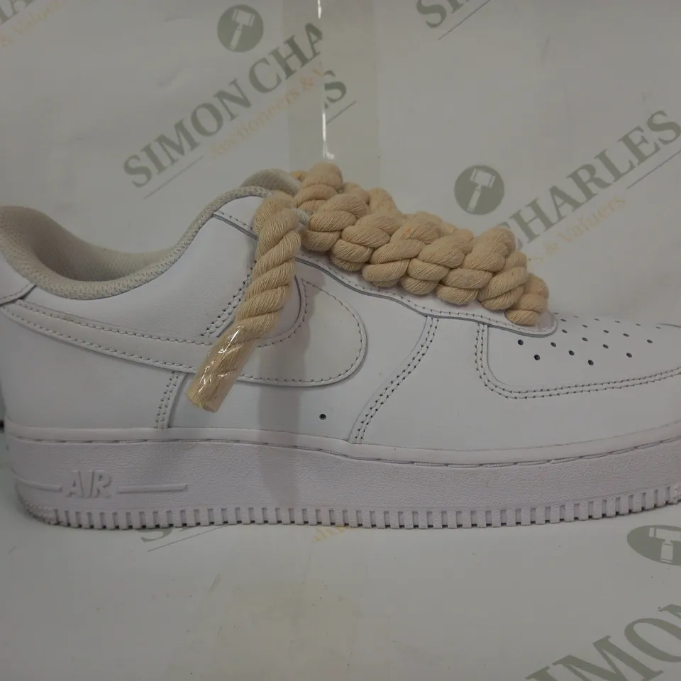 BOXED PAIR OF NIKE AIR FORCE 1 '07 SHOES IN WHITE W. ROPE LACE UK SIZE 8.5