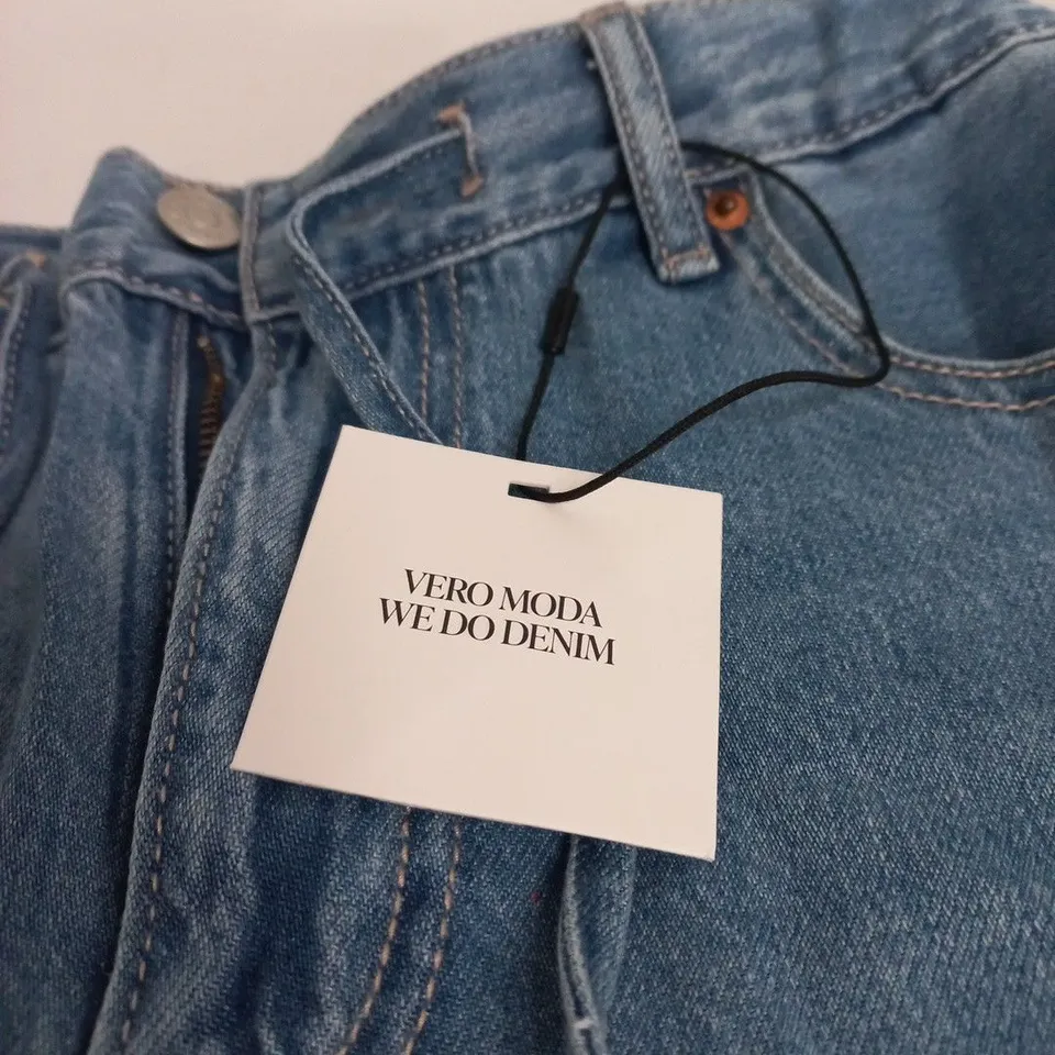 VERO MODA WE DO DENIM LIGHT BLUE BERMUDA SHORTS – SIZE M (STYLE NO. 10326196)