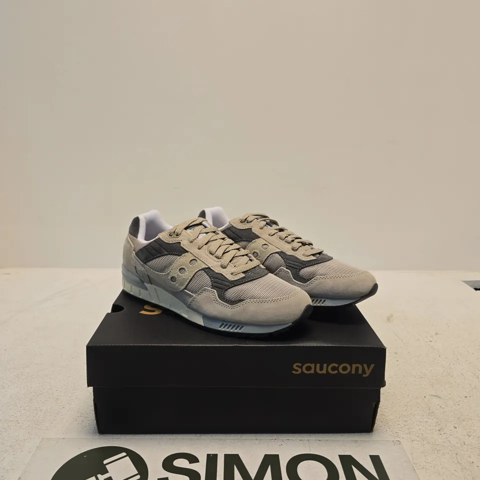 SAUCONY SHADOW 5000 GREY TRAINERS – UK 6.5 (US 8.5) – BOXED