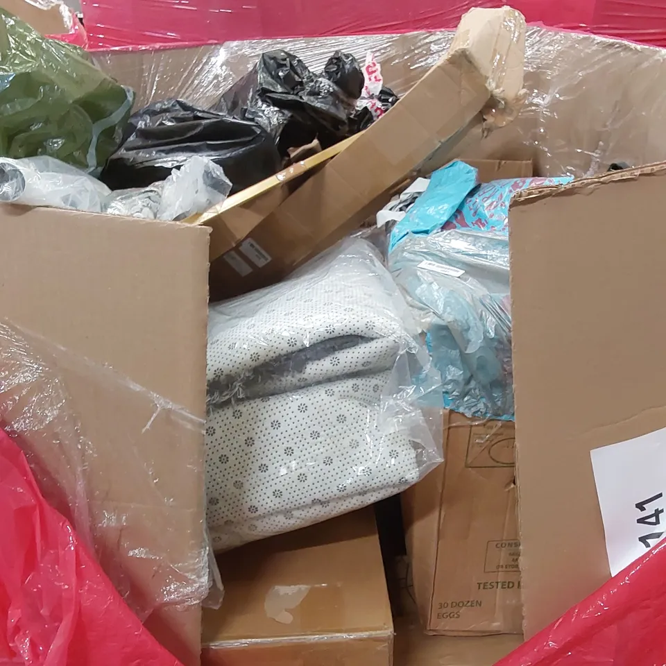 PALLET OF ASSORTED HOUSEHOLD ITEMS AND CONSUMER PRODUCTS TO INCLUDE; ROLLER BLIND, TOILET SEAT, OFFICE CHAIR, INFLATABLE AIRBED, BOXED FURNITURE ETC 