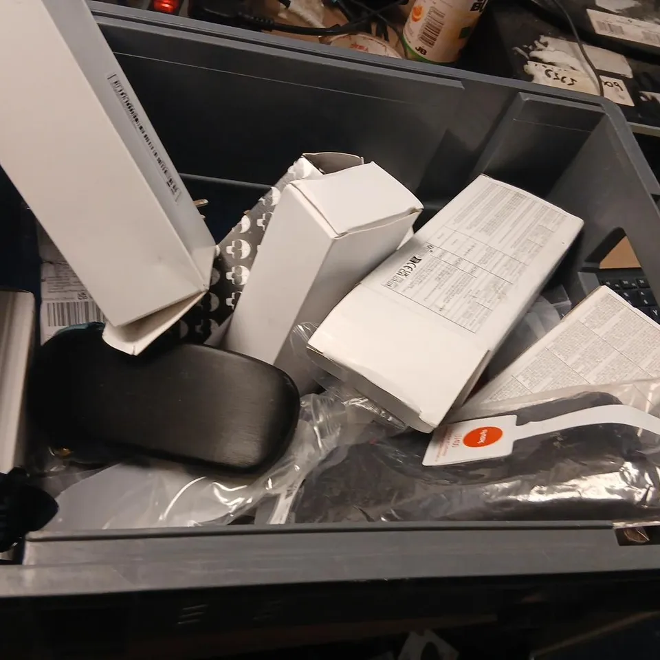LARGE QUANTITY OF ASSORTED GLASSES AND ACCESSORIES