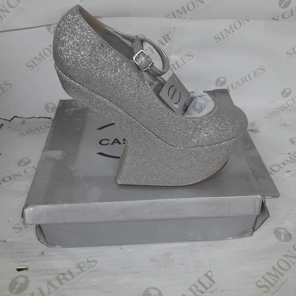 BOXED PAIR OF CASANDRA PLATFORM STRAP SHOE IN SILVER GLITTER SIZE 5