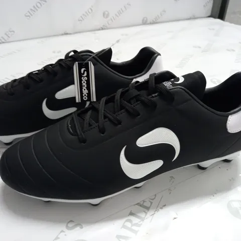 SONDICO BLACK FOOTBALL BOOTS - UK 9