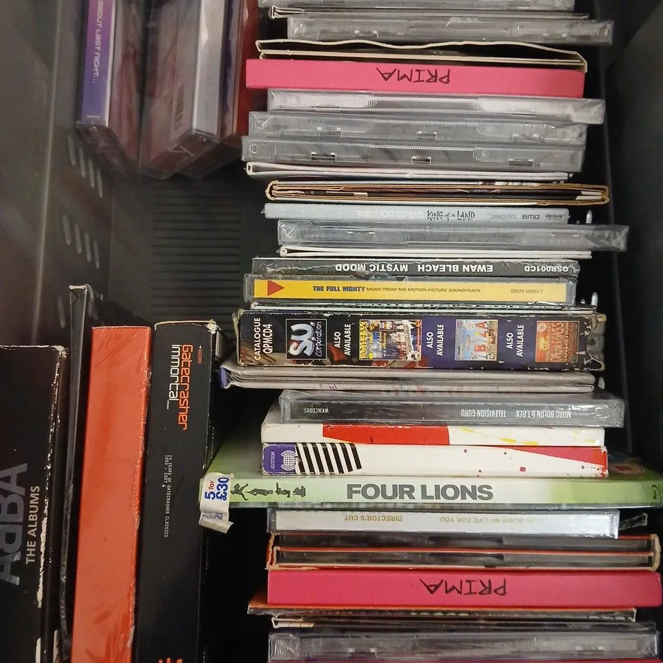 APPROXIMATELY 30 ASSORTED MUSIC ALBUMS/SINGLES TO INCLUDE PAUL HEATON, PRIMA, PAUL WELLER ETC