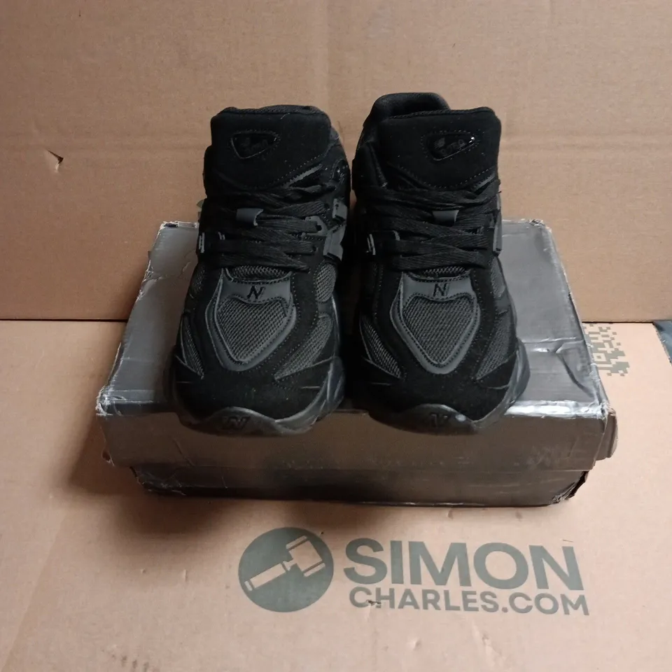 NEW BALANCE BLACK ATHLETIC SNEAKERS - UK 7.5