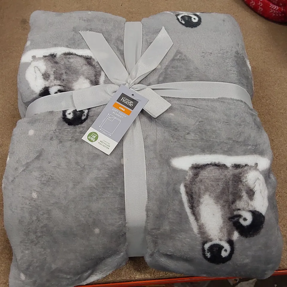 LOT OF BRAND NEW BLANKETS/THROWS TO INCLUDE; 5X 120 X 150CM RED THROW, 1X KING SIZED SOFT TOUCH BLANKET, 1X 120 X 150CM NUTCRACKER THROW (1 BOX)