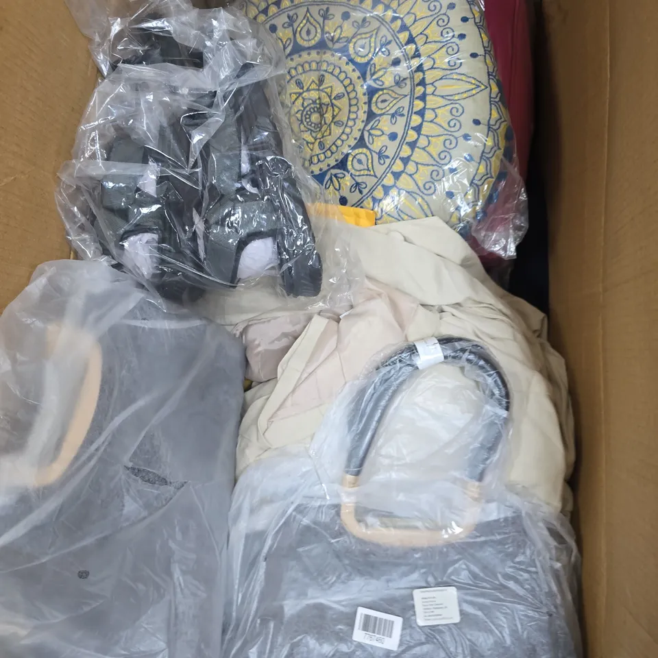 APPROXIMATELY 10 ASSORTED HOUSEHOLD ITEMS TO INCLUDE HANDBAG, SANDALS, TREAT LAUNCHER ETC 
